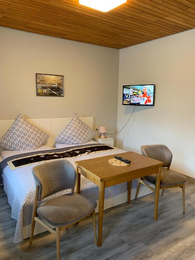 Bed and Breakfast Vina Am Ring Mannebach  Esterno foto